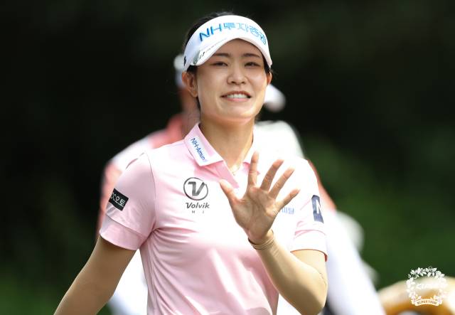 박민지가 KLPGA 투어 KG 레이디스 오픈 1라운드 6번 홀에서 갤러리들을 향해 손 인사를 건네고 있다. 사진 제공=KLPGA