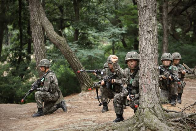 육군사관학교 2학년 생도들이 하계 군사훈련 중 소부대 전투 훈련에 임하며 전투 능력을 배양하고 있다. 사진 제공=육군사관학교