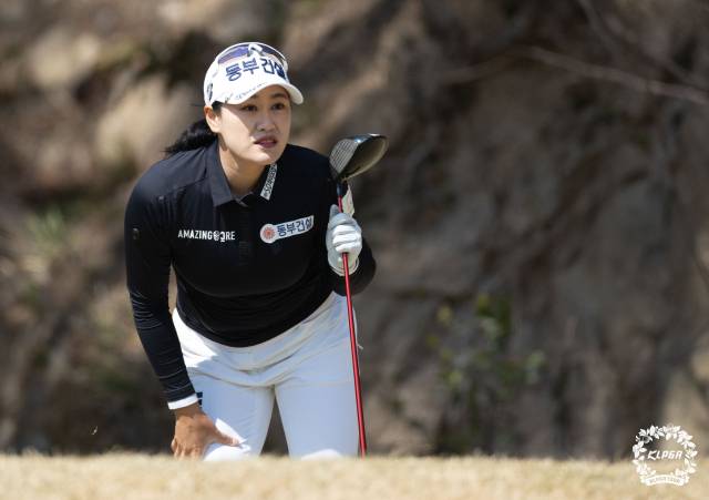 티샷 후 공을 바라보고 있는 지한솔. 사진 제공=KLPGA