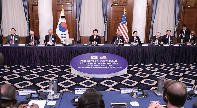이재명 대통령(가운데)이 8월25일(현지시간) 미국 워싱턴DC 윌라드 호텔에서 열린 한미 비즈니스 라운드테이블에서 기조연설을 하고 있다. ⓒ연합뉴스