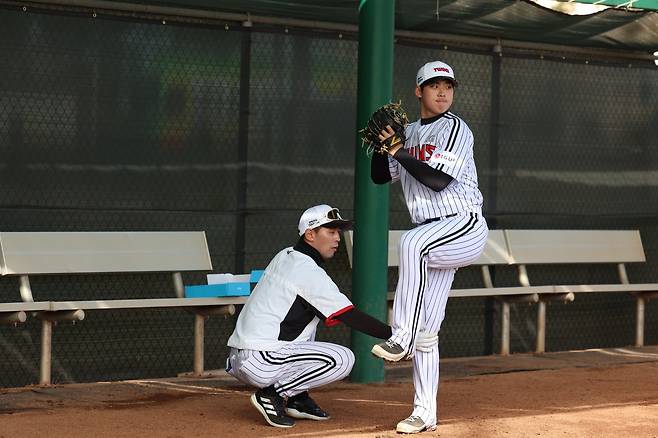 김광삼 LG 메인 투수코치(사진, 왼쪽)는 데뷔 첫해를 맞이한 신인 김영우의 성장을 이끌어내며 불펜진 강화에 힘을 보탰다. 사진제공｜LG 트윈스