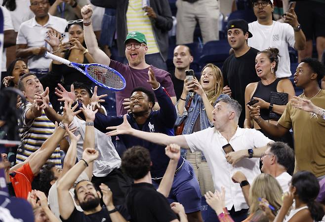 지난 25일 러시아의 다닐 메드베데프가 프랑스의 벤자민 봉지와 치른 1회전 경기 도중 팬들에게 라켓을 선물하고 있다. 로이터