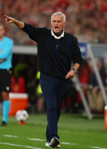 페네르바체 모리뉴 감독이 28일 벤피카전에서 선수들에게 전술 지시를 하고 있다. 로이터연합뉴스