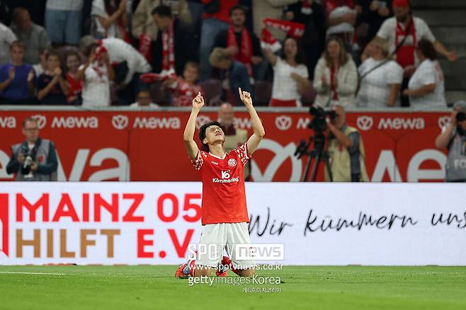 ▲ 보호 마스크를 벗고 UEFA 유로파콘퍼런스리그 플레이오프에 나선 이재성. 안면 부상 트라우마가 있을 법도 했지만 다시 헤더를 시도해 골을 터뜨리는 투지로 마인츠를 유로파콘퍼런스리그 본선에 올려놓았다.