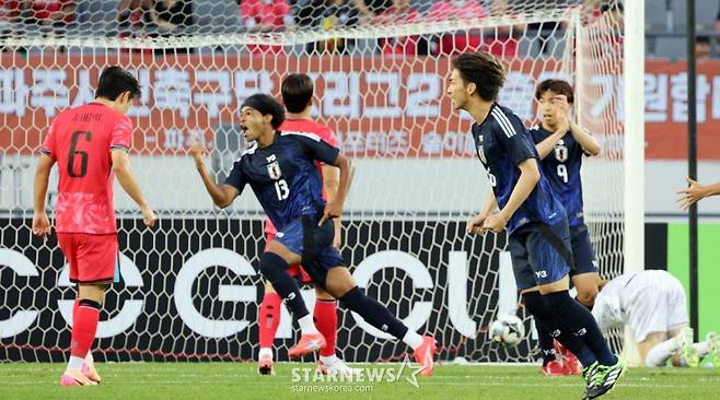 일본 저메인 료(왼쪽 두 번째)이 지난달 15일 용인미르종합운동장에서 열린 2025 동아시아축구연맹(EAFF) E-1 챔피언십(동아시안컵) 일본과의 최종전 전반 초반 선제골을 성공시킨 후 환호하고 있다. /사진=강영조 선임기자