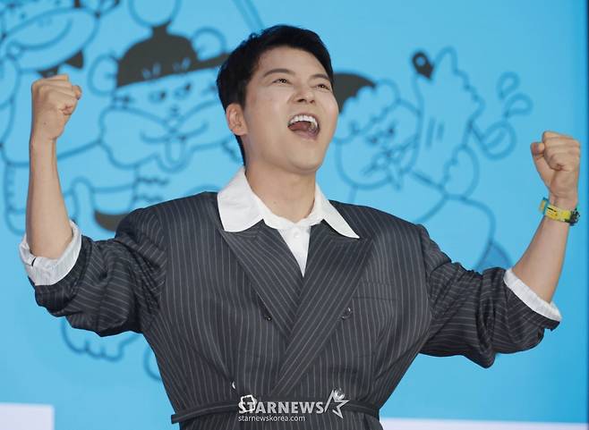 방송인 전현무가 10일 오전 서울 여의도 KBS 별관에서 진행된 KBS 2TV 예능 '크레이지 리치 코리안' 제작발표회에서 포즈를 취하고 있다.  다양한 분야에서 본업에 미쳐 성공을 이룬 K-피플들을 직접 찾아가 그들의 삶과 철학과 열정을 조명하는 휴먼 리얼리티 예능 '크레이지 리치 코리안'은 오는 15일 첫 방송된다. /2025.06.10 /사진=이동훈 photoguy@
