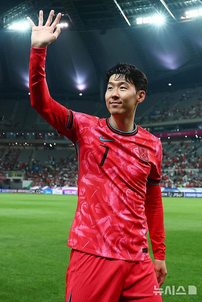 손흥민과 선수들이 10일 서울 마포구 서울월드컵경기장에서 열린 2026 국제축구연맹(FIFA) 북중미월드컵 아시아 3차 예선 쿠웨이트와의 경기에서 4-0 승리를 거둔 후 팬들에게 인사를 하고 있다.  /사진=뉴시스
