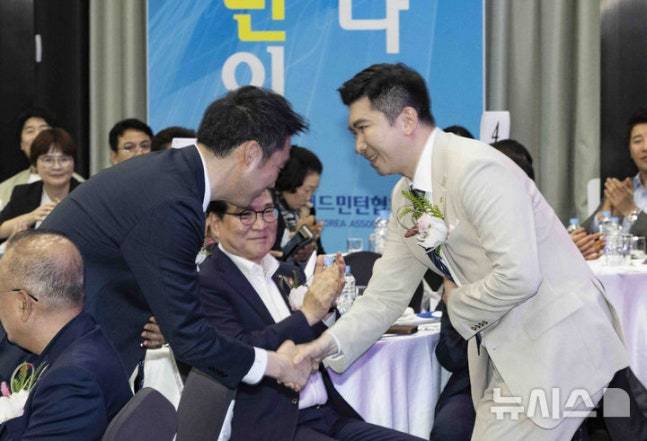 김동문 대한배드민턴협회장(왼쪽)이 유승민 대한체육회장과 악수를 나누고 있다. /사진=뉴시스