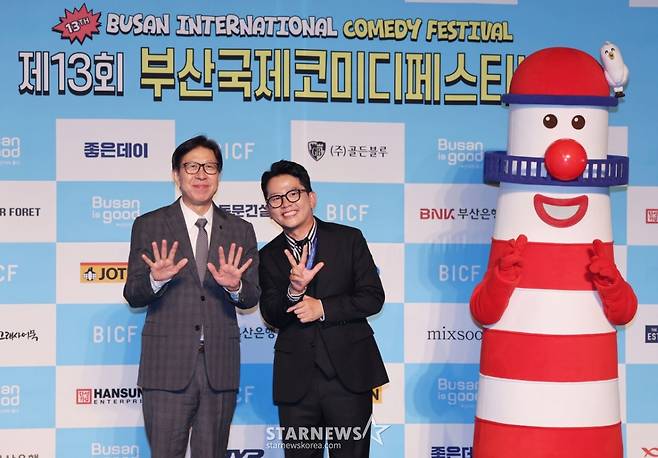 박형준 부산시장, 김준호 BCIF 위원장이 29일 오후 부산 해운대구 벡스코 오디토리움에서 진행된 ‘제13회 부산국제코미디페스티벌(BICF)’ 블루카펫 행사에 참석해 포즈를 취하고 있다. /2025.08.29 /사진=이동훈 photoguy@