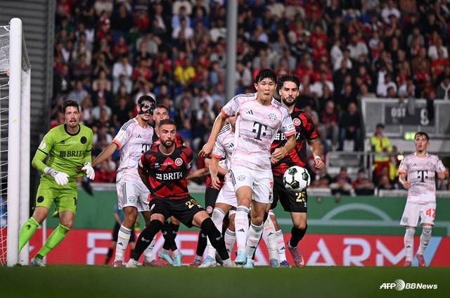 경기에 집중하는 김민재(가운데 흰색 유니폼). /AFPBBNews=뉴스1