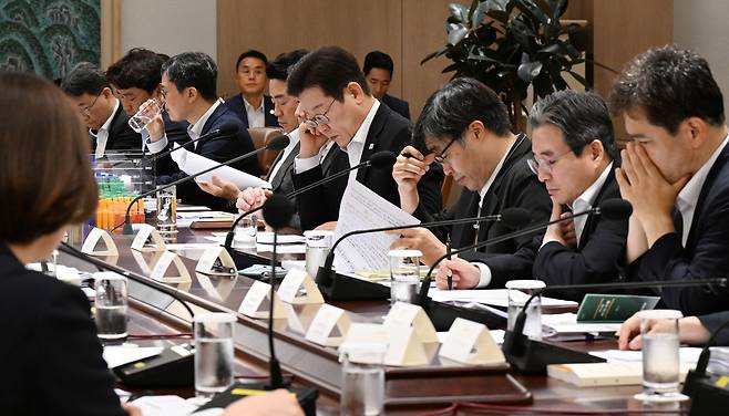 이재명 대통령이 8월 13일 서울 용산 대통령실 청사에서 열린 나라재정 절약 간담회에서 자료를 살펴보고 있다. 대통령실사진기자단