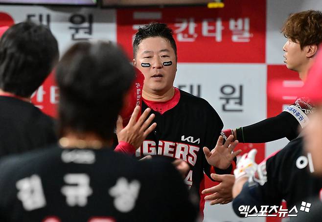 24일 오후 서울 구로구 고척스카이돔에서 열린 '2025 신한 SOL Bank KBO리그' KIA 타이거즈와 키움 히어로즈의 경기, 5회초 무사 만루 KIA 최형우가 한준수의 병살타때 득점에 성공하고 있다. 엑스포츠뉴스 DB