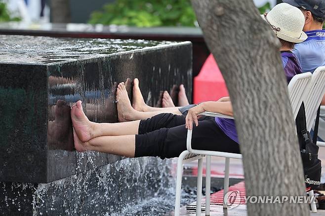 오늘도 무더위 [연합뉴스 자료사진]