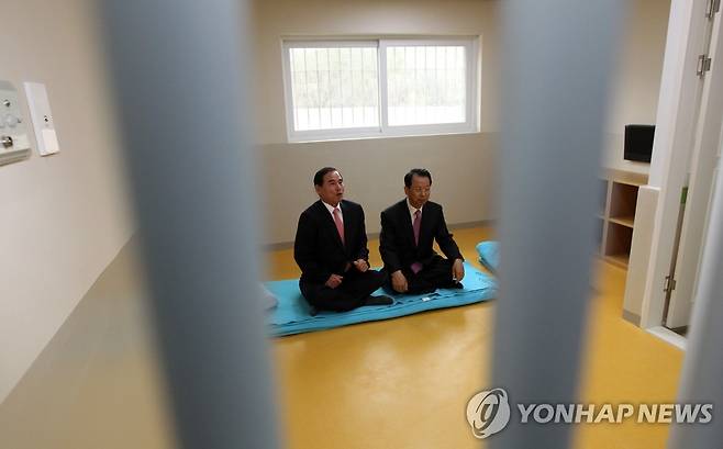 2010년 11월 개소를 앞두고 소망교도소 관계자들이 시설을 설명하고 있다. [연합뉴스 자료사진]