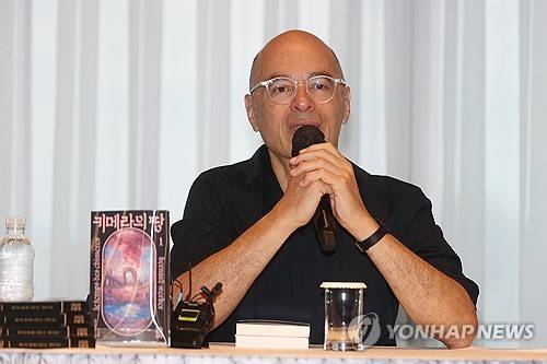 베르나르 베르베르와 그의 신작 '키메라의 땅' [연합뉴스 자료사진]