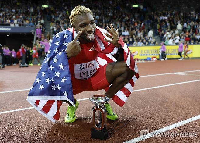 라일스, 다이아몬드리그 파이널 남자 200ｍ 우승 (취리히 로이터=연합뉴스) 라일스가 29일(한국시간) 스위스 취리히에서 열린 2025 세계육상연맹 다이아몬드리그 파이널 남자 200ｍ에서 우승한 뒤, 기념 촬영하고 있다.