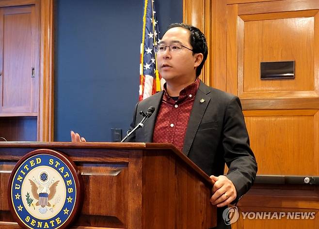 한국 특파원단 간담회에서 발언하는 앤디 김 (워싱턴=연합뉴스) 조준형 특파원 = 앤디 김 미 연방 상원의원(민주·뉴저지)이 28일(현지시간) 워싱턴 DC의 미 의회 건물에서 열린 한국 특파원단 간담회에서 발언하고 있다. 2025.8.29 jhcho@yna.co.kr