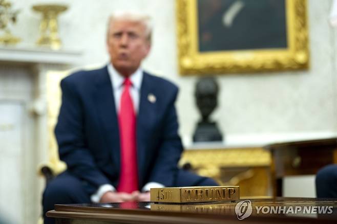 USA IRELAND DIPLOMACY 도널드 트럼프 미국 대통령이 지난 3월 마이클 마틴 아일랜드 총리와 백악관 집무실(오벌 오피스)에서 만나는 자리에 '45번째'와 '트럼프'라는 문구가 새겨진 황금 컵 받침이 놓여 있다. [EPA=연합뉴스 자료사진]
