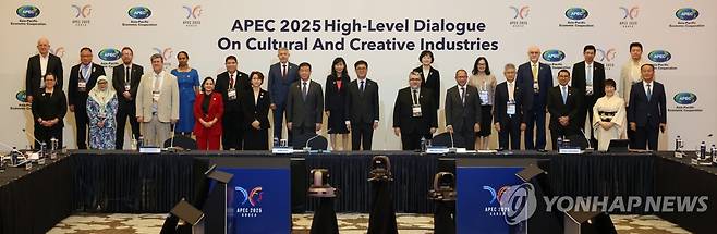 APEC 문화산업고위급대화 개회식 (경주=연합뉴스) 최휘영 문화체육관광부 장관이 27일 경북 경주 힐튼호텔에서 열린 'APEC 문화산업고위급대화 개회식'에서 개회사를 하고 있다. 2025.08.27 [문화체육관광부 제공. 재판매 및 DB 금지]