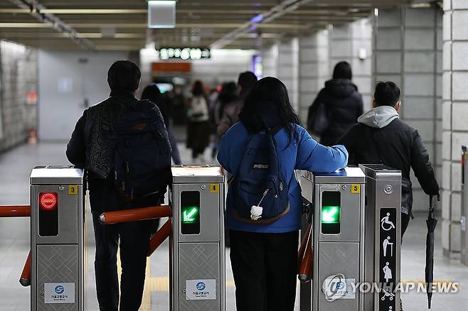 지하철 개찰구를 통과하는 시민들 [연합뉴스 자료사진]