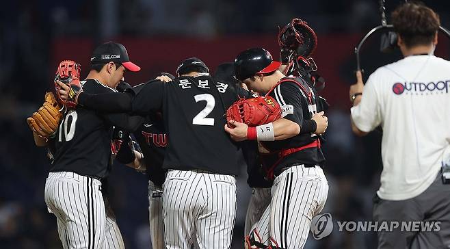 LG, NC에 4대 3 승리 (창원=연합뉴스) 김동민 기자 = 28일 경남 창원NC파크에서 열린 프로야구 2025 신한 SOL 뱅크 KBO리그 LG 트윈스와 NC다이노스 경기. NC에 4대 3으로 승리한 LG 선수단이 춤을 추며 기뻐하고 있다. 2025.8.28 image@yna.co.kr