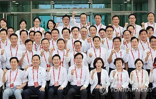 국민의힘 국회의원 연찬회 기념촬영     (인천=연합뉴스) 박동주 기자 = 28일 인천국제공항공사 항공교육원에서 열린 2025 국민의힘 국회의원 연찬회에서 장동혁 대표, 송언석 원내대표, 나경원 의원 등 참석자들이 기념촬영을 하고 있다. 2025.8.28
    pdj6635@yna.co.kr
(끝)