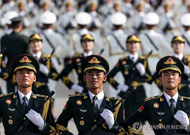 중국 열병식 예행연습하는 군인들 9월3일 중국 전승절 열병식을 앞두고 지난 20일 베이징에서 훈련중인 군인들 모습. 2025. 8.29 [로이터=연합뉴스]