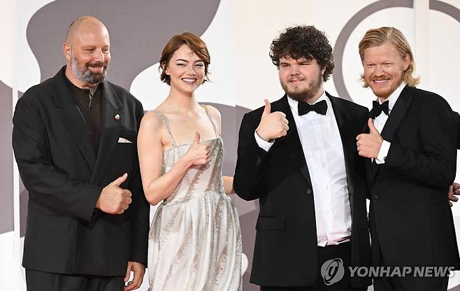 영화 '부고니아' 프리미어 상영 (UPI=연합뉴스) 28일(현지시간) 제82회 베네치아영화제에서 열린 영화 '부고니아' 프리미어 상영회에서 요르고스 란티모스 감독(왼쪽부터), 배우 에마 스톤, 에이든 델비스, 제시 플레몬스가 포즈를 취하고 있다. 2025.08.28.