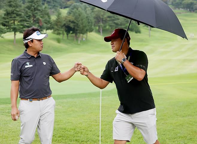 박상현을 응원하는 이승택. [KPGA 제공. 재판매 및 DB 금지]