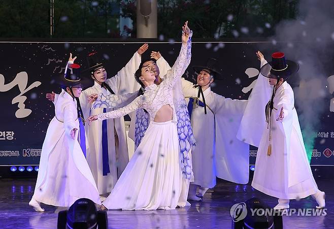 견우·직녀 공연하는 칠석날 한마당 (울산=연합뉴스) 김용태 기자 = 29일 울산시 남구문화원 야외공연장에서 연합뉴스가 주최하고 칠석날한마당추진위원회, 울산문화사랑회, 울산예절차문화진흥원이 주관해 열린 '제24회 칠석날 한마당'에서 견우와 직녀가 공연하고 있다. 2025.8.29 yongtae@yna.co.kr