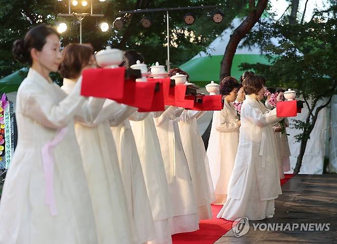 제24회 칠석날 한마당 헌공다례식 (울산=연합뉴스) 김용태 기자 = 29일 울산시 남구문화원 야외공연장에서 연합뉴스가 주최하고 칠석날한마당추진위원회, 울산문화사랑회, 울산예절차문화진흥원이 주관해 열린 '제24회 칠석날 한마당'에서 헌공다례식이 진행되고 있다. 2025.8.29 yongtae@yna.co.kr