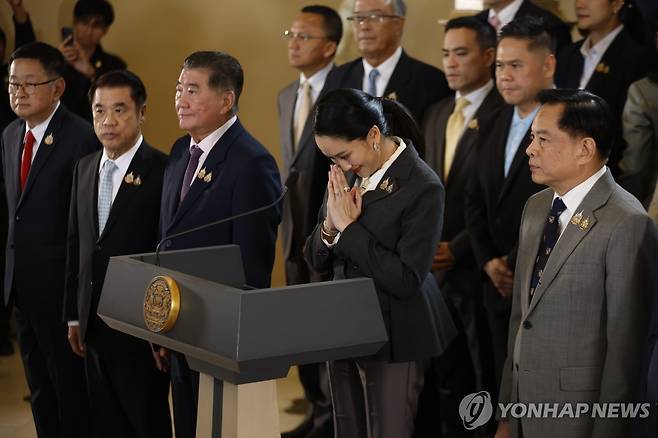 태국 헌재, 패통탄 총리 해임 판결 (방콕 EPA=연합뉴스) 29일(현지시간) 패통탄 친나왓 태국 총리가 태국 방콕 관저에서 헌법재판소의 총리 해임 판결에 대해 기자회견을 갖고 인사하고 있다. 2025.08.29