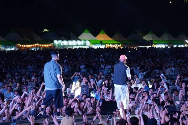 2025 송도맥주축제 마지막 밤을 장식한 '다이나믹 듀오'에 환호하는 시민들 [사진 = 이장원 기자]