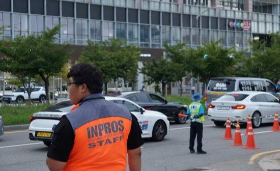 2025 송도맥주축제 현장관리 요원 [사진 = 이장원 기자]