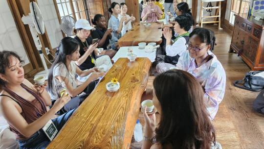 순천을 찾은 외국 관광객들이 차를 마시며 즐거운 한때를 보내고 있다.