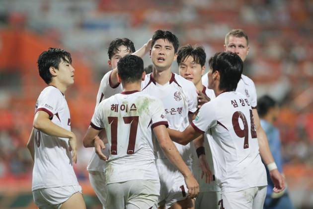 광주FC의 박인혁이 30일 제주원정 경기에서 후반 추가 시간 페널티킥에 성공한 뒤 동료들과 기뻐하고 있다. <한국프로축구연맹 제공>