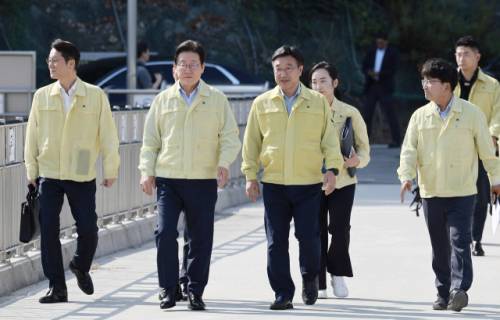 이재명 대통령이 30일 강원 강릉시 성산면 오봉저수지를 방문해 윤호중 행정안전부 장관 등과 함께 가뭄 상황을 점검하며 이동하고 있다. 연합뉴스