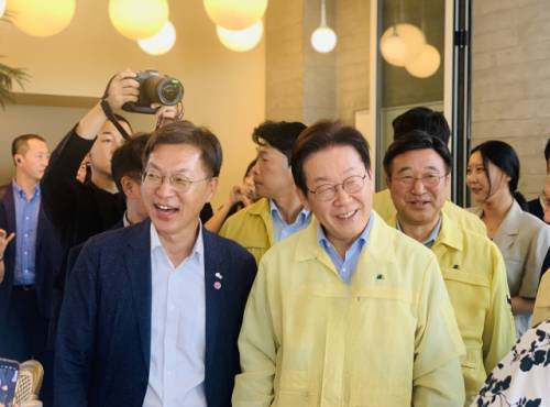 ◇이재명 대통령이 30일 김중남 더불어민주당 강릉시지역위원장 등과 함께 강릉 경포해변에서 시민, 상인들을 만나 물 부족으로 인한 애로사항을 청취했다. 사진=더불어민주당 강릉시지역위원회 제공.