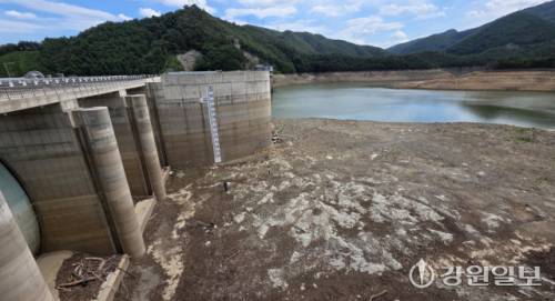 ◇최악의 가뭄을 겪고 있는 강릉의 상수원인 오봉저수지 저수율이 15.9% 전날 16.4% 보다 0.5%p 하락하며 역대 최저치를 또 다시 경신한 가운데 오봉저수지가 물이 거의 없이 메말라 있다. 강릉=권태명기자