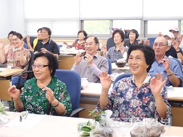 문수실버복지관(관장 정학수)은 S-OIL의 후원으로 총 1천만 원을 지원받아, 올해 3월부터 울산지역 저소득층 독거 어르신을 위한 '햇살가득 행복한나래 시즌3' 프로그램을 진행하고 있다.