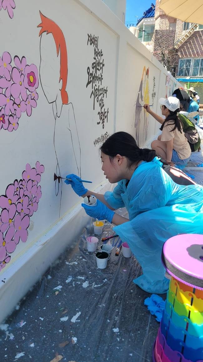 ▲ 구미여중 한 학생이 벽화그리기 참여해 빨간머리앤을 그리는데 열중하고 있다. 이봉한기자