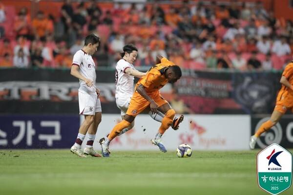 30일 저녁 제주월드컵경기장에서 열린 제주SK와 광주FC의 경기에서 양팀 선수들이 경합하고 있다 (사진=한국프로축구연맹)