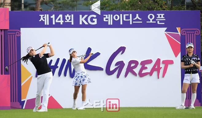 노승희(왼쪽부터)와 배소현, 이예원이 10번홀 티샷에 앞서 몸을 풀고 있다. (사진=노진환 기자)