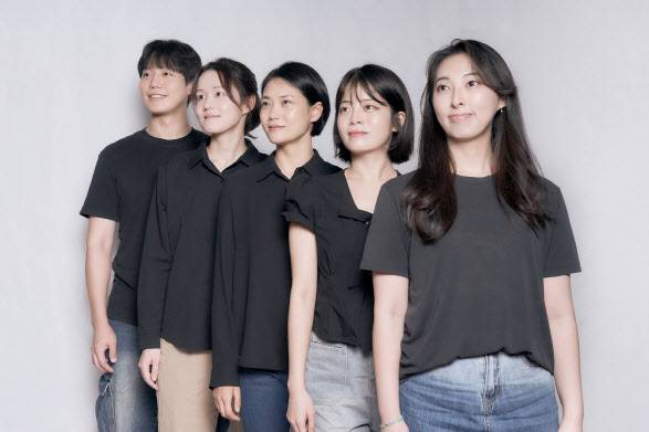 연극 ‘해리엇’의 수어통역배우(사진=강동문화재단).