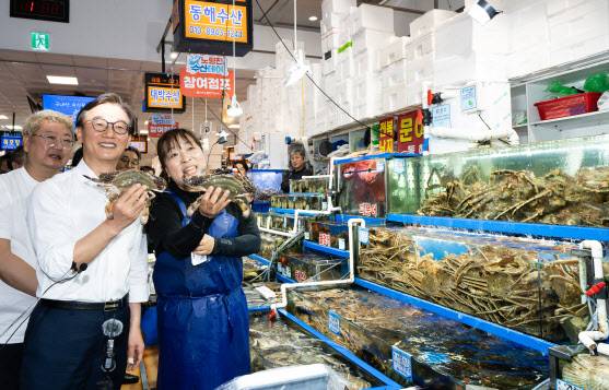 전재수 해양수산부 장관이 지난 29일 노량진 수산시장을 방문했다. (사진=해양수산부)