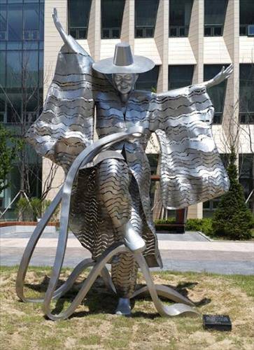 ‘저승사자’로 불리는 조형물 ‘흥겨운 우리가락’ (사진=연합뉴스)