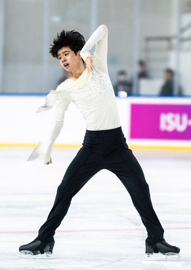 남자 싱글 주니어 그랑프리 2차 대회에서 우승을 차지한 서민규. 사진=ISU SNS