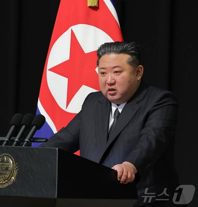 (평양 노동신문=뉴스1) = 북한 노동당 기관지 노동신문은 30일 "김 총비서가 지난 29일 목란관에서 해외군사작전에서 특출한 공훈을 세운 참전열사들의 유가족들을 만나 따뜻이 위로해 주었다＂라고 보도했다. [국내에서만 사용가능. 재배포 금지. DB 금지. For Use Only in the Republic of Korea. Redistribution Prohibited] rodongphoto@news1.kr