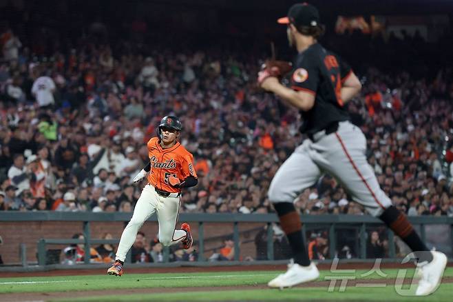 이정후(샌프란시스코 자이언츠)가 30일(한국시간) 열린 볼티모어 오리올스와의 경기에서 2회 적시타 때 3루를 돌아 홈을 파고 들고 있다. ⓒ AFP=뉴스1