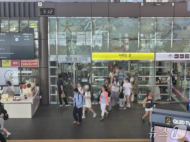 토요일인 30일 오후 강원 강릉시 KTX강릉역에 서울발 열차에서 내린 탑승객들이 대합실로 들어서고 있다.2025.8.30/뉴스1 윤왕근 기자